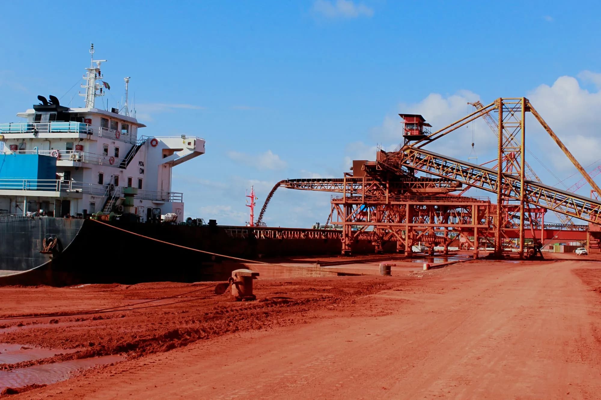Navire minéralier en chargement de bauxite au moyen d’un convoyeur portuaire
